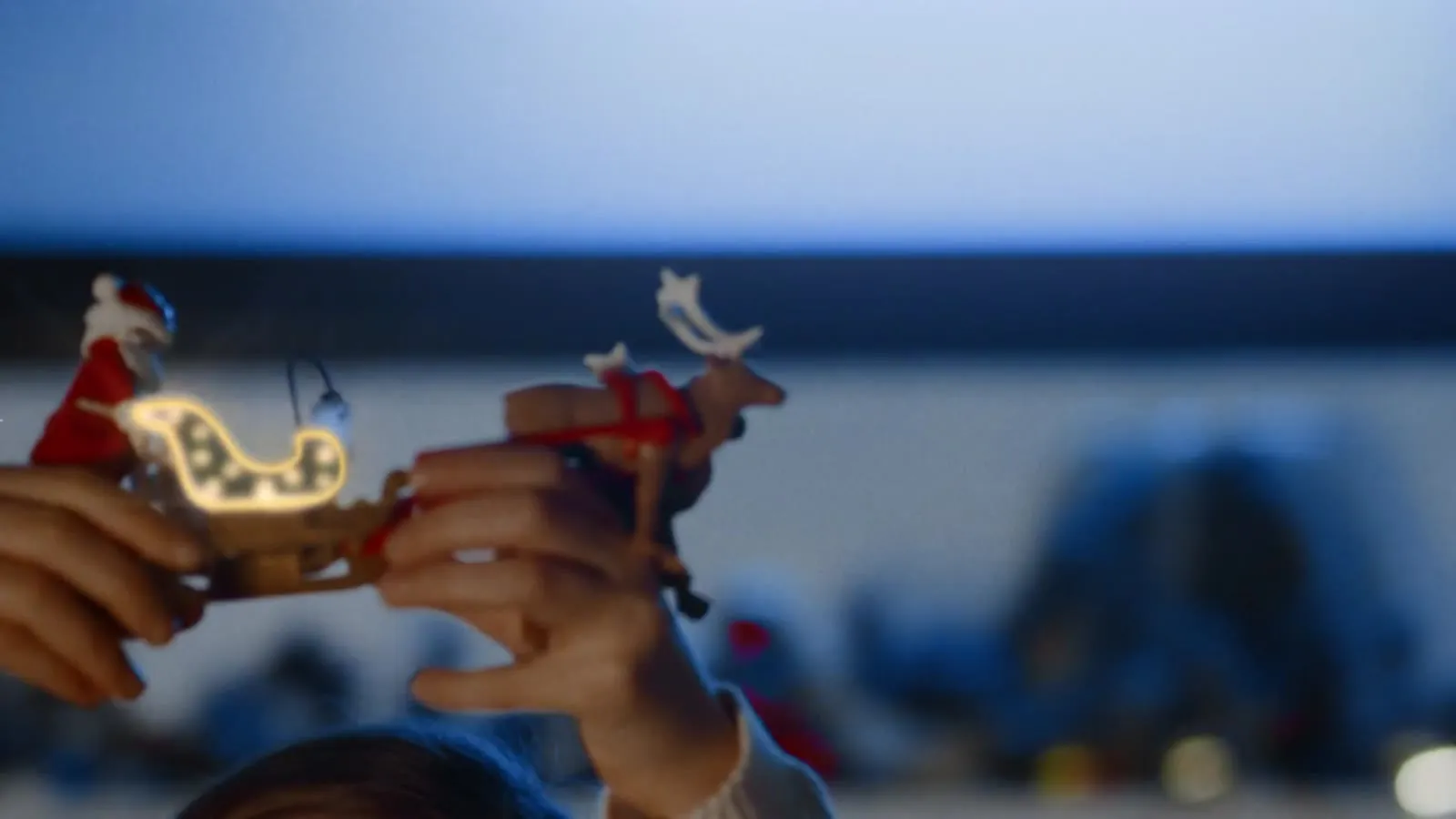 Violette &ldquo;Christmas Harmony&rdquo; still