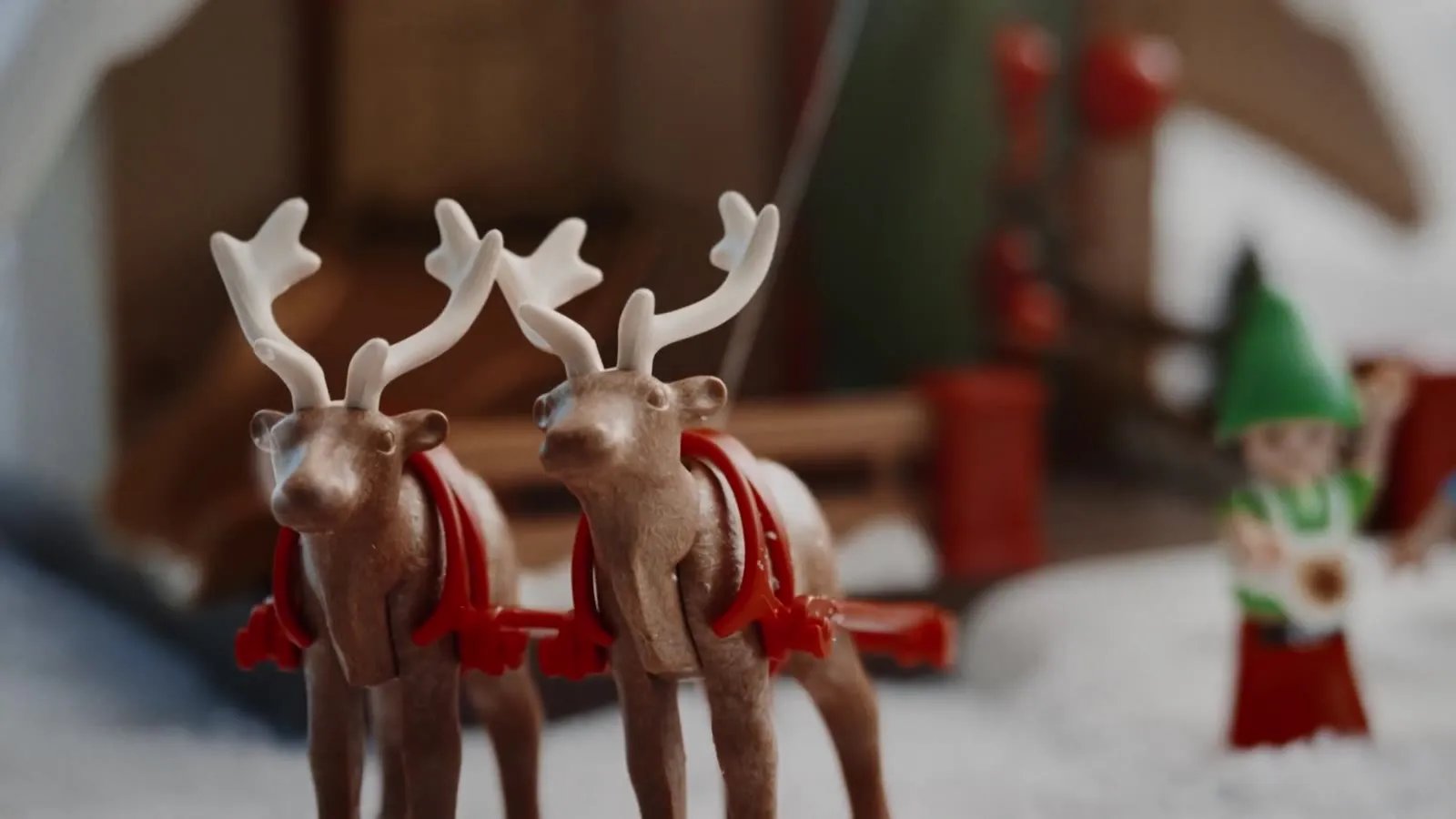 Violette &ldquo;Christmas Harmony&rdquo; still